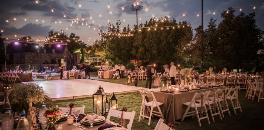 What are the Best Tablecloth Fabrics for Outdoor Weddings?
